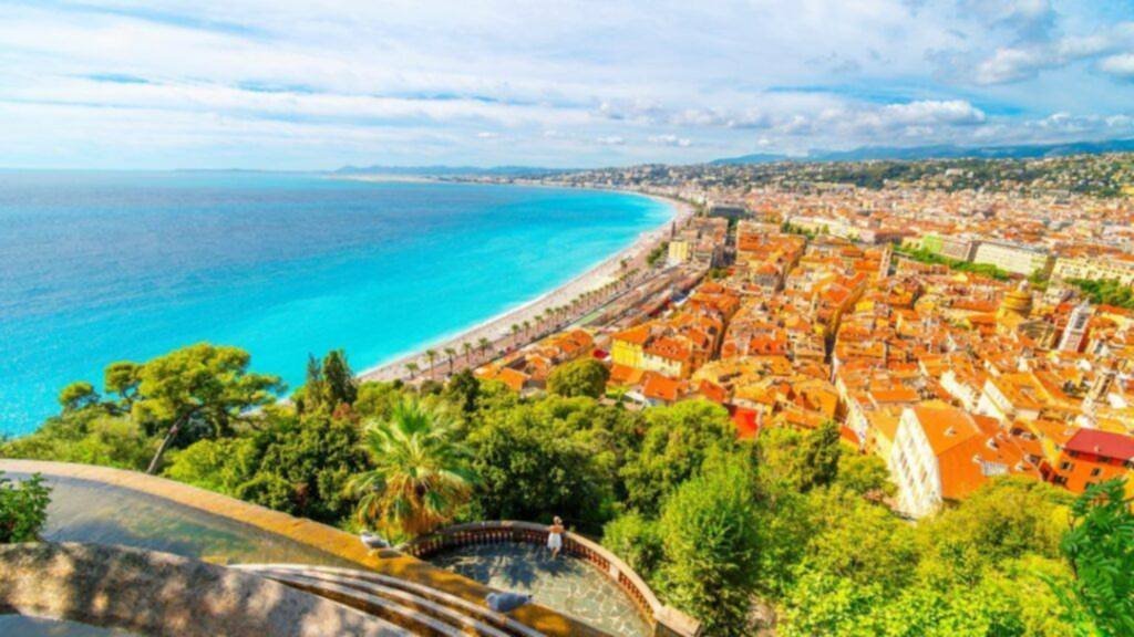 La Baie des Anges et les toits du Vieux-Nice