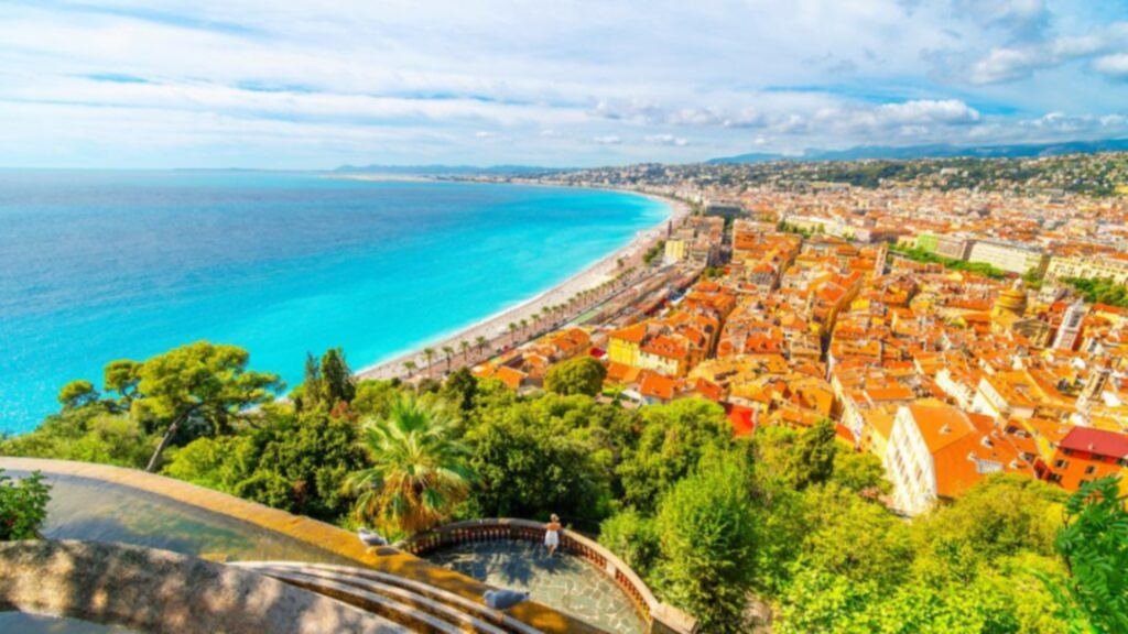 La Baie des Anges et les toits du Vieux-Nice, vus depuis la Colline du Château